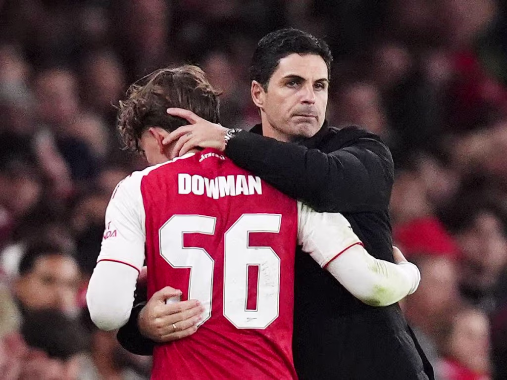 Max Dowman và HLV Mikel Arteta Viva88VIP