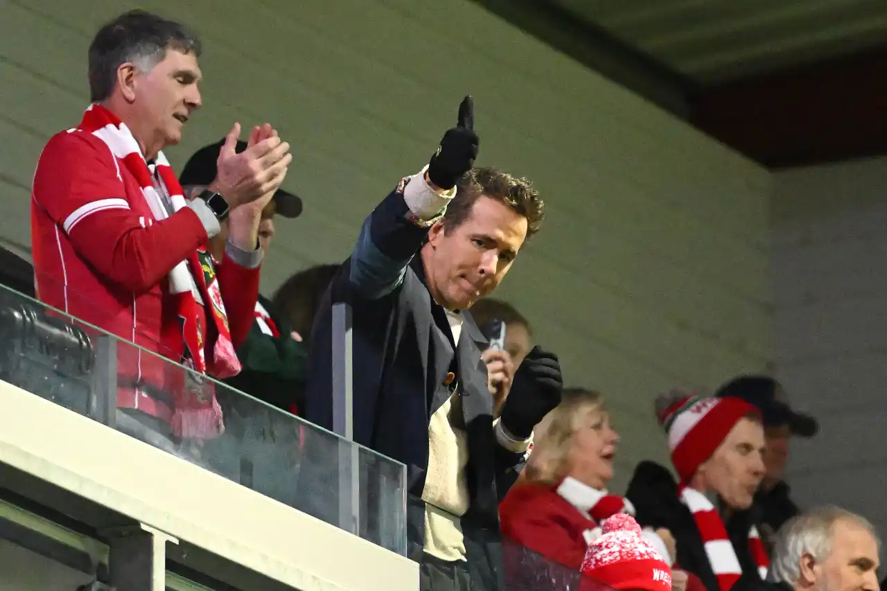 Read more about the article Wrexham mất cơ hội thăng hạng: Ryan Reynolds thất vọng khi đội nhà thua Hull City